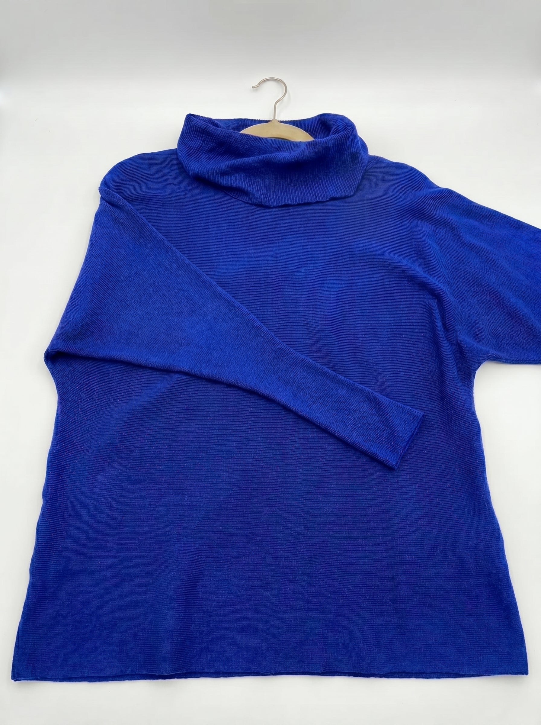 SUETER BASICO CUELLO CAÍDO AZULINO