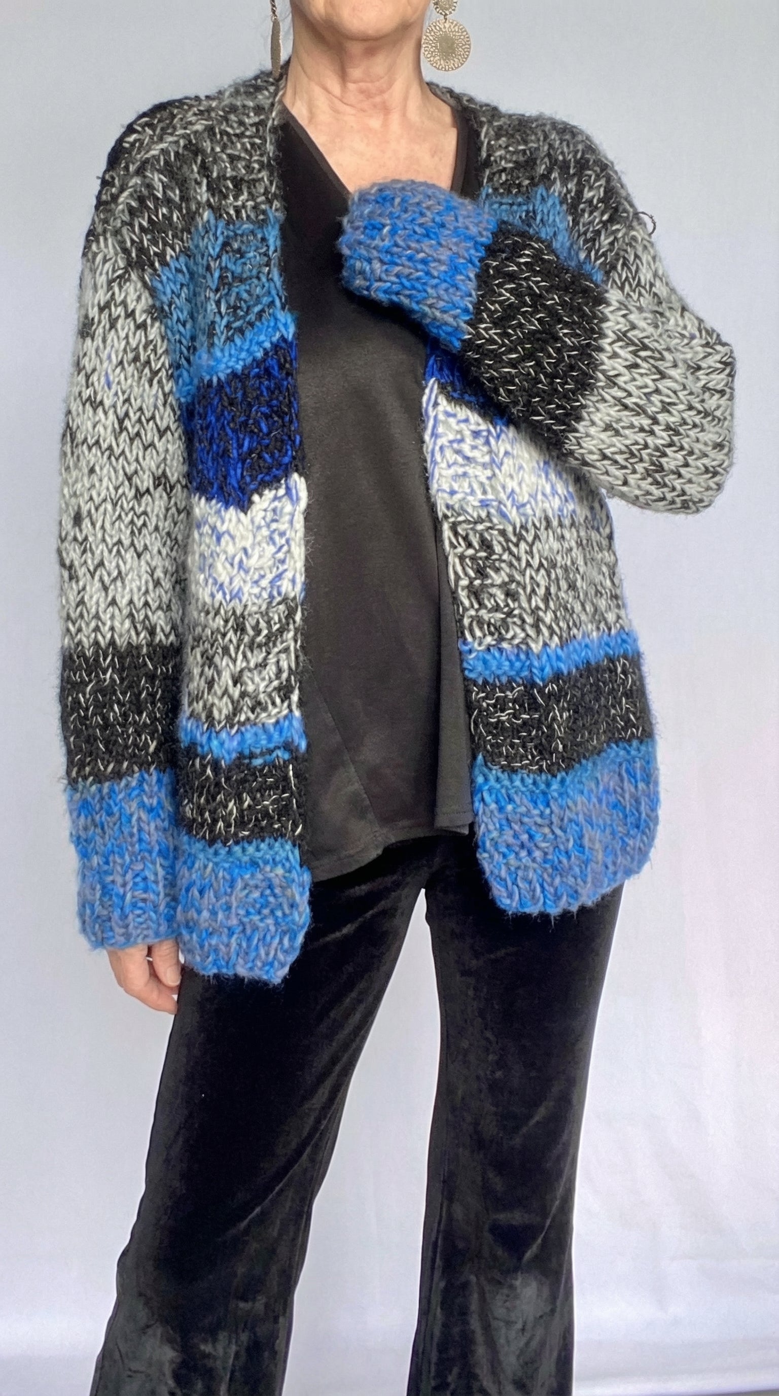 CHALECO GRISES Y AZULES TEJIDO DE KARLA