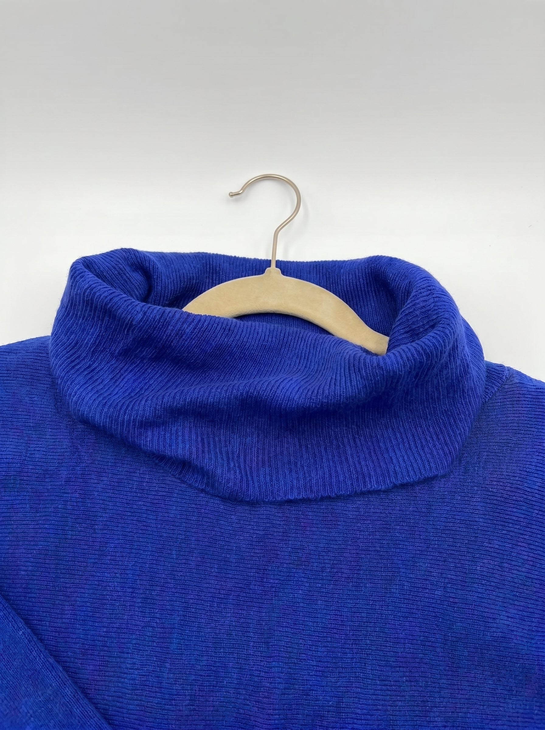 SUETER BASICO CUELLO CAÍDO AZULINO
